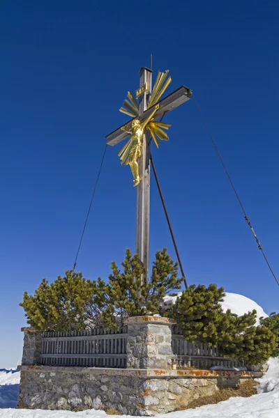 Gipfelkreuz am Rande des Abgrunds — Stockfoto