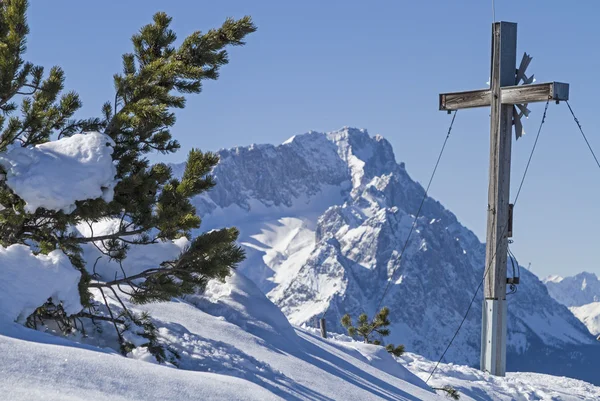 Sommet croix et montagne Zugspitze — Photo