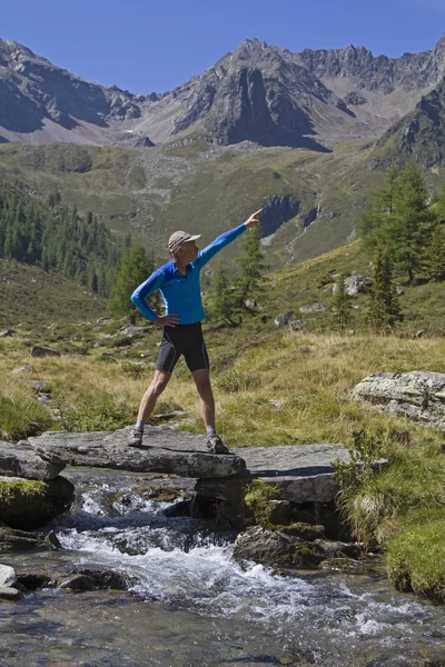 Escursionista nelle Alpi Oetztal — Foto Stock