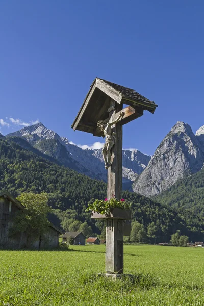 Vägkanten cross im Werdenfels — Stockfoto