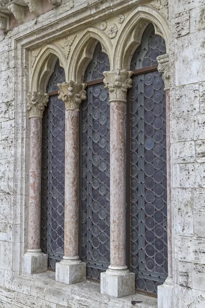 Fenêtre d'un palais à Pérouse — Photo