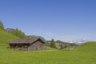 Kulübe Kaiser Dağları ile