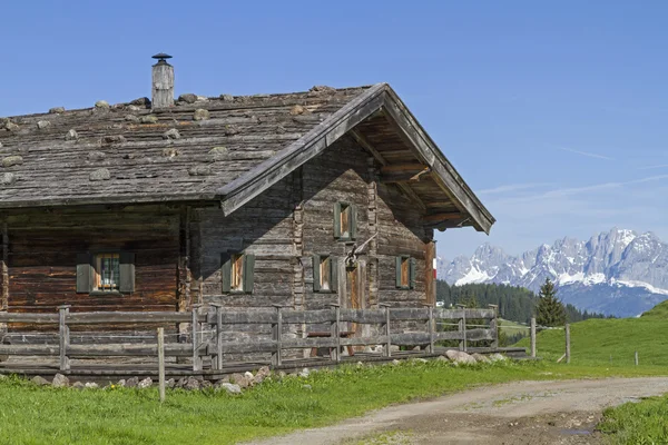 Cabaña con las montañas Kaiser — Foto de Stock