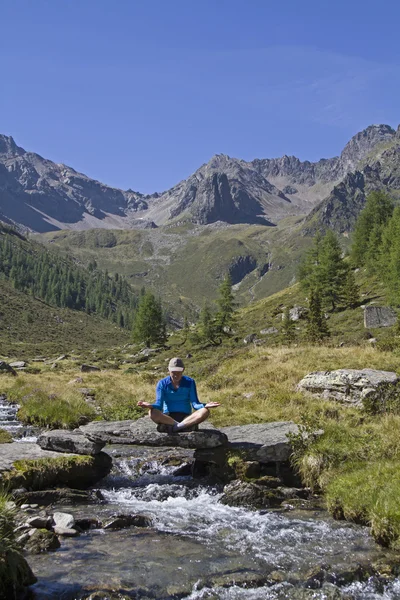 Meditace na horské říčky — Stock fotografie