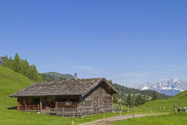 Cabane avec les montagnes du Kaiser — Photo