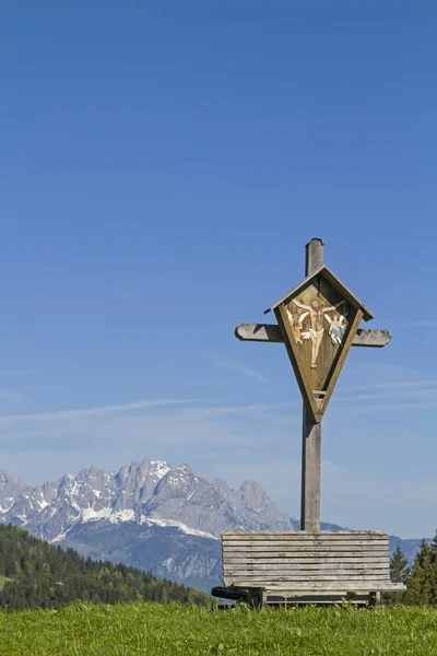 Croce di legno con le montagne Kaiser — Foto Stock