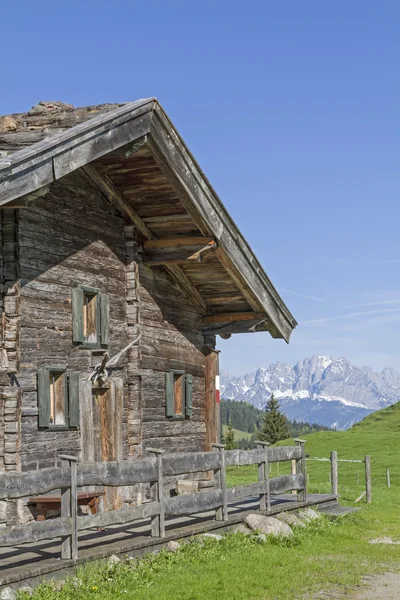 Hut with the Kaiser Mountains — Stock Photo, Image