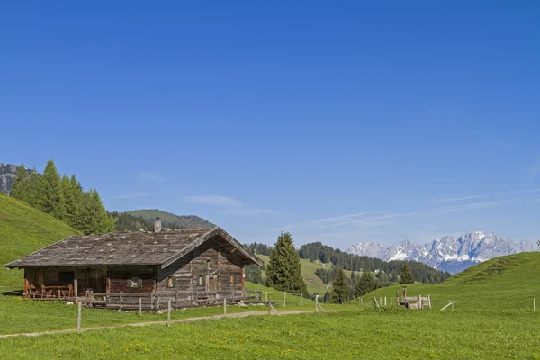 Chata s pohoří Kaiser — Stock fotografie