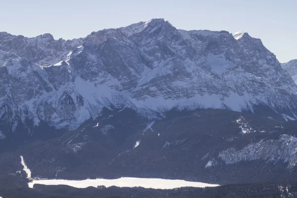 Zugspitze y el lago Eibsee — Foto de Stock