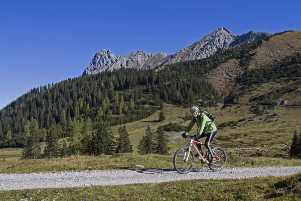 Mountainbiken en las montañas Karwendel — Foto de Stock