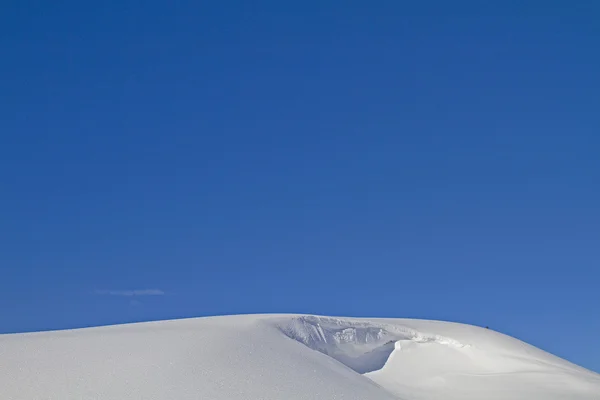 Cornices au milieu de l'hiver — Photo