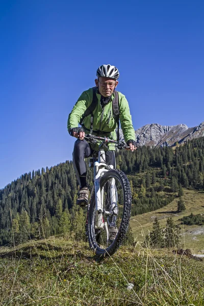 Mountainbiken en las montañas Karwendel — Foto de Stock