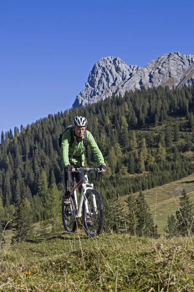 Mountainbiken in Karwendel mountains — Stock Photo, Image