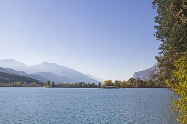 Outono no lago toblino — Fotografia de Stock