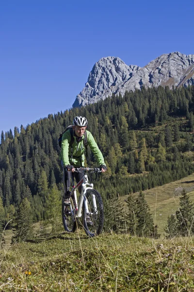 Mountainbiken en las montañas Karwendel — Foto de Stock