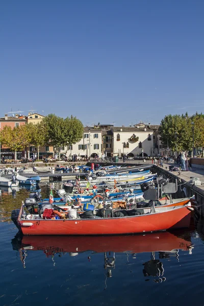 Porto e passeio marítimo à beira do lago em Garda — Fotografia de Stock