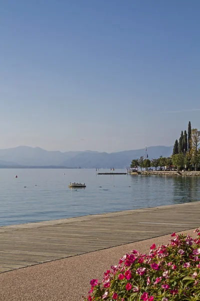 Lungolago - camino al lago de Garda —  Fotos de Stock