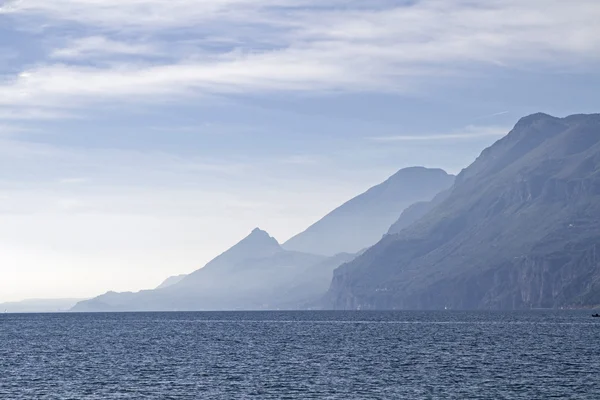 Lago garda em backlight — Fotografia de Stock