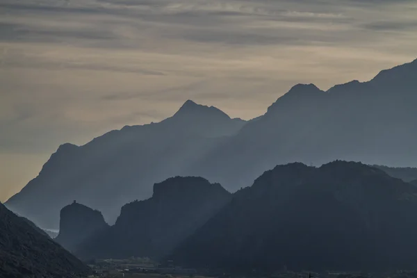 Arco dağ siluetleri — Stok fotoğraf