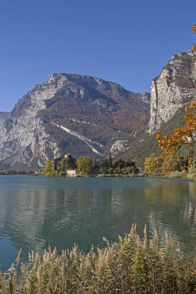 Outono no lago toblino — Fotografia de Stock