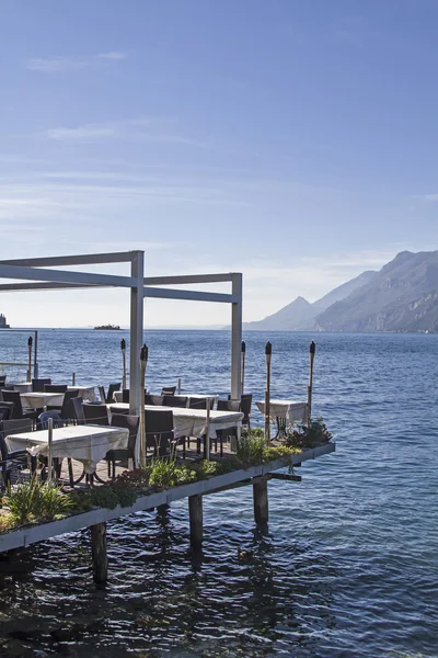 Terraza junto al lago y lago Garda — Foto de Stock