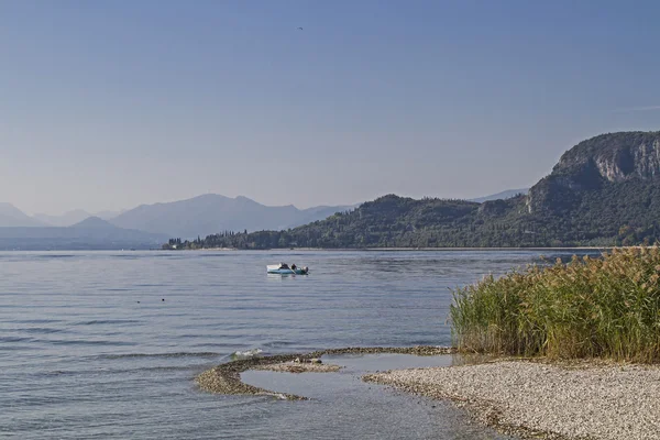 Lungolago - caminho no lago Garda — Fotografia de Stock