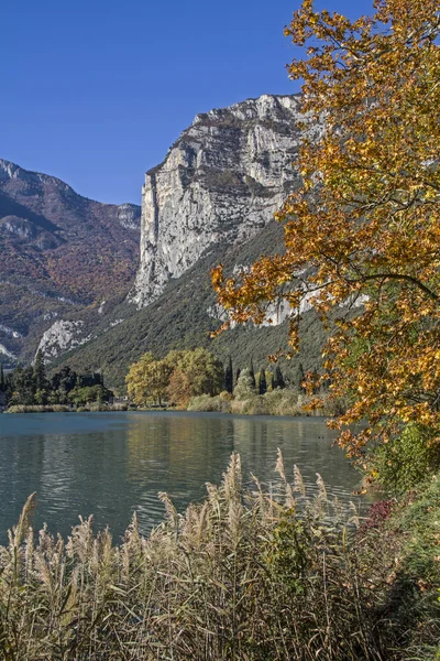 Otoño en el lago Toblino — Foto de Stock