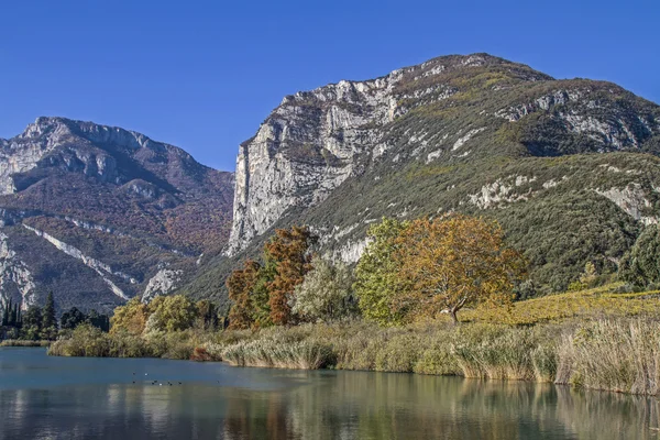 Восени на Lago Toblino — стокове фото