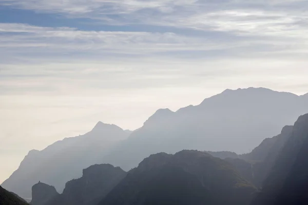 Bergsilhouetten in Bogenform — Stockfoto