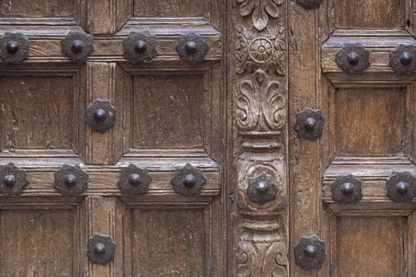 Détail - vieille porte ornée de sculptures — Photo