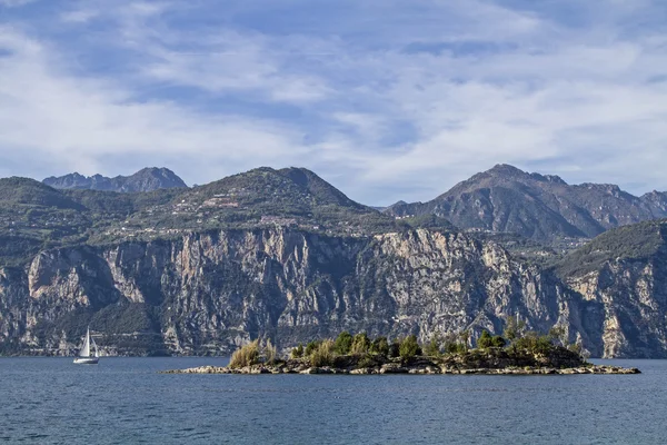 Ilha em frente ao Malcesine — Fotografia de Stock