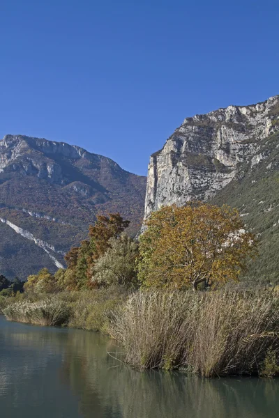 Jesień w Lago Toblino — Zdjęcie stockowe