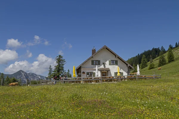 Jocherhut - idyllische gebouw in de Beierse Alpen — Stockfoto