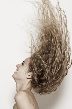 Bir kadının saç uçan