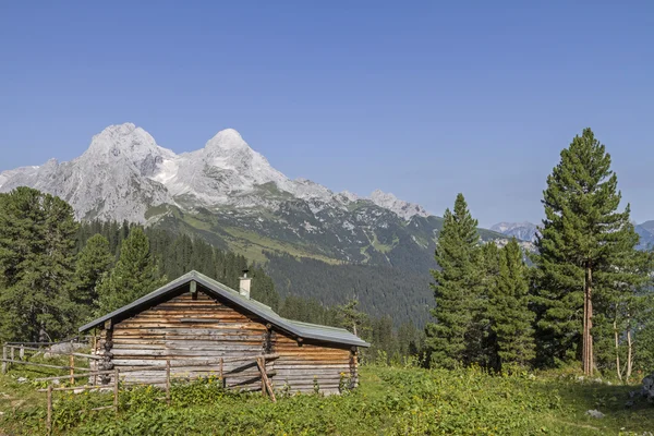 Idyllisk stuga i Wetterstein berg — Stockfoto