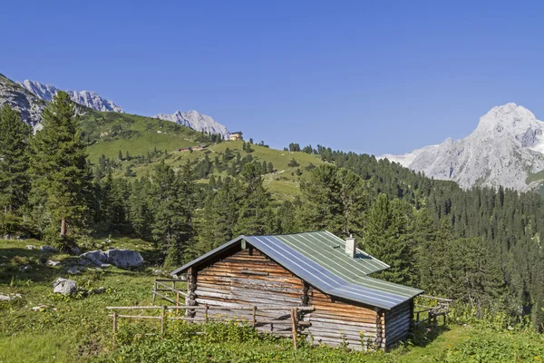 Cabana idílica nas montanhas Wetterstein — Fotografia de Stock