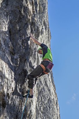 Bir kaya duvarı içinde aşırı dağcı