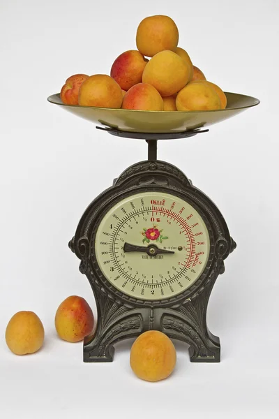 Kuchyňská váha s ovocem — Stock fotografie