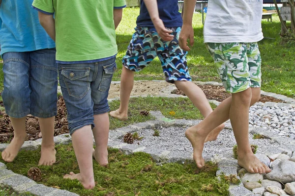 Dans le parcour pieds nus — Photo