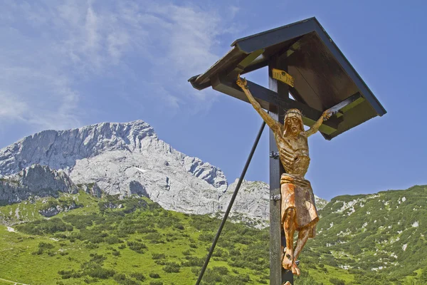 木制的十字架与 Alpspitz 首脑会议 — 图库照片
