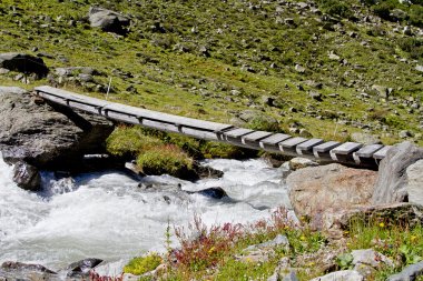 Tyrol'deki / daki ahşap yaya köprüsü