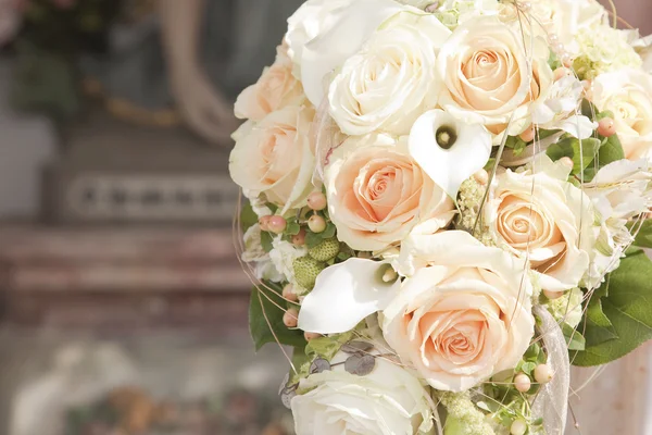 Bridal bouquet of tea roses — Stock Photo, Image