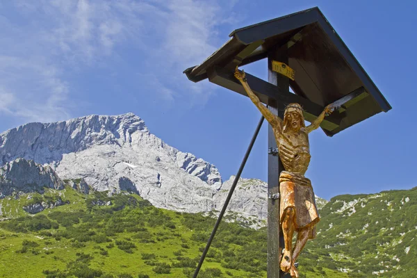 Cruz de madera con cumbre Alpspitz — Foto de Stock