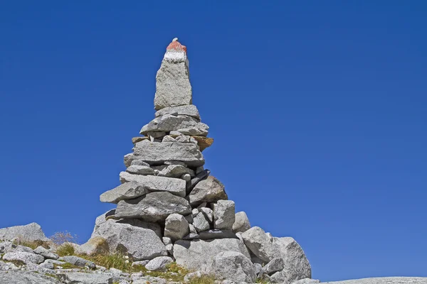 Torre de piedra en altas montañas — Foto de Stock