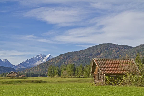 Hay hut landskap — Stockfoto