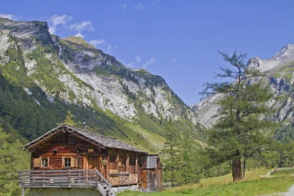 Alpská chata v horách — Stock fotografie