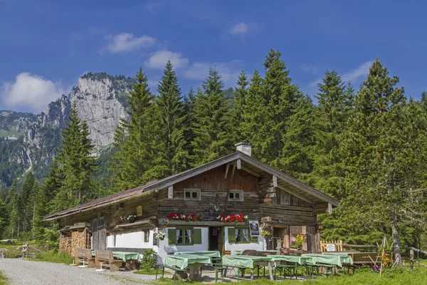 Zuivel alpenhut in de buurt van slechte Toelz — Stockfoto