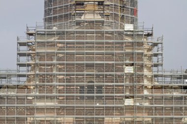 İskele elbise binada