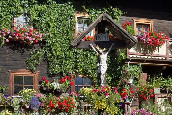 Detalhe da casa idílica no Tirol Oriental — Fotografia de Stock