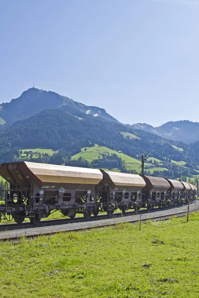 Güterzug in den Bergen — Stockfoto